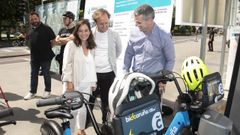 La alcaldesa, In�s Rey, visitando una de las 35 estaciones de BiciCoru�a instaladas en la ciudad.