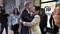 Rueda saluda a V�zquez a su llegada a la junta directiva del PP ourensano.