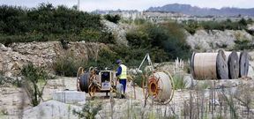 Un operario trabajando ayer en el parque empresarial de Mor�s, cuyas obras est�n paralizadas desde hace m�s de dos a�os. 