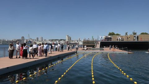 La plataforma n�utica cuenta con piscina, zona de actividades n�uticas y cafeter�a