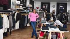 Esta joven empresaria nacida en Ma��n en su comercio, donde antes estaba Masha, en la avenida Escola de Gaitas