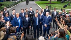 Donald Trump, junto a los l�deres de las principales tecnol�gicas, tras su reuni�n en la Casa Blanca