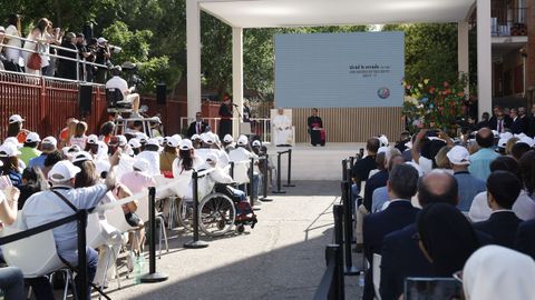 El papa Le�n XIV escucha la intervenci�n del arzobispo de Madrid, el cardenal Jos� Cobo Cano, en el acto celebrado en el CEDA 24 horas de C�ritas Madrid.
