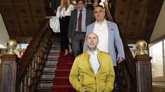 J�come, seguido por dos de sus principales asesores