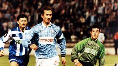 Vicente, en un derbi de 1993.