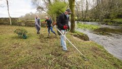 Trabajos preparatorios antes del inicio de la pesca, ayer mismo, en Vimianzo 