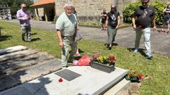 Manuel Carbia puso claveles en la tumba de su abuelo