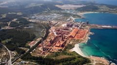 Planta de al�mina de San Cibrao, con electrolisis y la balsa de lodos al fondo