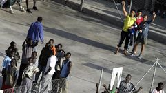 Inmigrantes en un centro de internamiento en Tenerife. 