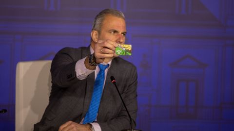 Ortega Smith ense�ando su carn� de Vox