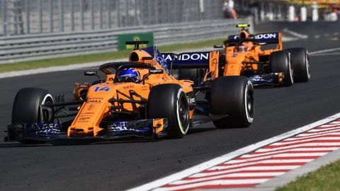 El piloto asturiano Fernando Alonso (I) de McLaren y su compaero de equipo Stoffel Vandoorne en accin durante during el Gran Prix de Hungaroring