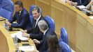 O conselleiro de Cultura, Lingua e Xuventude, Jos� L�pez Campos, segundo pola esquerda na imaxe, esta ma�� no Parlamento tras a aprobaci�n do plan de normalizaci�n.