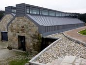 <span lang= es-es >La nave</span>. Otro vecino reclama la nave que se sit�a m�s alejada de la costa. Asegura que es de su propiedad y que nadie negoci� con �l para ced�rsela al Concello y construir el museo.