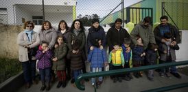 Padres y alumnos de la escuela unitaria de Lar�n de Arriba reclaman un profesor de apoyo. 