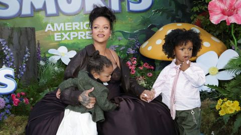 Rihanna, en una imagen de archivo con dos de sus hijos
