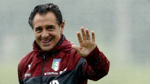 El seleccionador italiano Cesare Prandelli durante el entrenamiento en Mangaratiba.