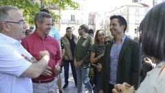 S�nchez Bugallo, a la izquierda, departiendo con Borja Verea, l�der del PP en Santiago, junto al delegado del Gobierno.