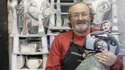 El ceramista y empresario Alfonso Otero Regal, propietario de dos tiendas, un taller y un museo en Viveiro