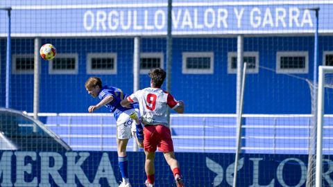 Xavi Vicente disputa un bal�n durante el Oviedo-Val Mi�or de Divisi�n de Honor
