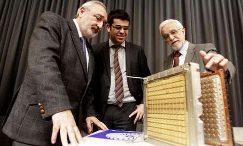 Ram�n N��ez, Varela Rey y Garc�a Tob�o, con la pieza que pasar� a exhibirse en el Muncyt.