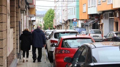 La calle Reis Católicos, actualmente con coches aparcados junto a las dos aceras.