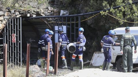 Investigadores, miembros de la brigada de salvamento minero y Polic�a Judicial de la Guardia Civil este martes, saliendo al exterior de la mina de Cerredo