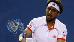 Baghdatis rompe cuatro raquetas en 30 segundos