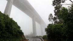 La niebla�cierra en el primer d�a de puente�la A-8 en Mondo�edo