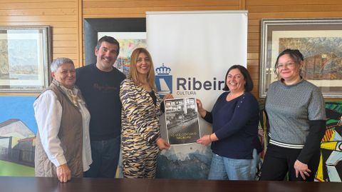 Ana Barreiro (en el centro) present� la actividad junto a miembros de la asociaci�n Francisco Lorenzo y de las agrupaciones participantes