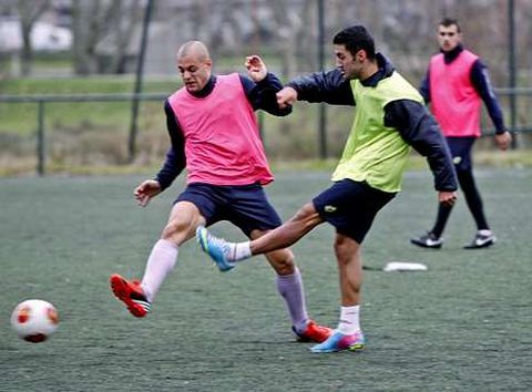 Kevin Levis se disputa un bal�n durante un entrenamiento en A Xunqueira.