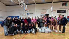 Entrega de alimentos por parte del club deportivo a C�ritas