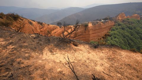 Las consecuencias del incendio en Las Médulas mirador de Orellán.