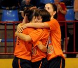 Peque, Maite y Claudia festejan un gol en el Vista Alegre. 