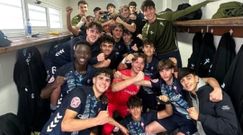 Los futbolistas del Celta Juvenil A celebran su triunfo ante el Val Mi�or en el vestuario de Condom�nguez.