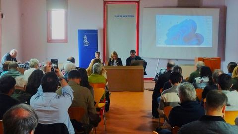 Asistentes a la jornada sobre memoria democr�tica celebrada esta semana en la isla de San Sim�n.