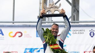 �lex Riveiro con el premio de campe�n de la categor�a Buggy.
