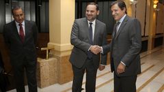 �balos y Javier Fern�ndez se saludan en presencia de Fernando Lastra. /ARMANDO �LVAREZ