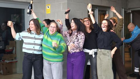 Instantes de celebraci&oacute;n en Bimba y Lola. Alguna ya hab&iacute;a hecho el c&aacute;lculo: &laquo;108.000 netos&raquo;