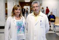Ana Guill�n y Jos� Luis Barreiro, trabajadores sociales del Cl�nico, ayer en el hospital. 