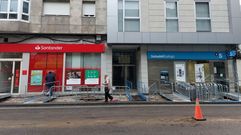Dos oficinas bancarias en Vilalba, en foto de archivo