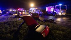 Los dos turismos quedaron destrozados, sobre todo, el Seat Len. Hubo un amplio despliegue de medios