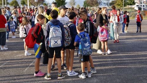 Miles de escolares regresaron hoy a las aulas