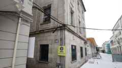 La calle Quiroga Ballesteros, cuyo pavimento fue levantado y renovado, con los cables a la vista