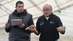 Eulogio Ambr�s, a la derecha de la imagen, durante una subasta de �pezu�os� en Cambados