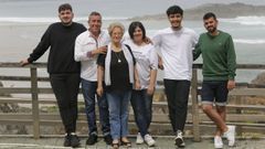 De izquierda a derecha, Bruno, su padre (Antonio), su abuela (Lola) y su madre (Bego�a), el compa�ero de su hermano (Juan) y su hermano, Iv�n, junto a la playa de A Sa��a
