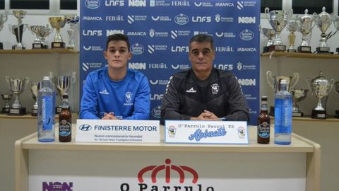 �scar Vigo, a la derecha, en una imagen tomada en la sala prensa de O Parrulo. 