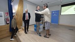 Luis Insua, alcalde de Fisterra; Julio Castro, director del Parador de Mux�a; Xos� Manuel Merelles, de Turismo de Galicia, y Jeff Olson, ayer en el sal�n de plenos fisterr�n.
