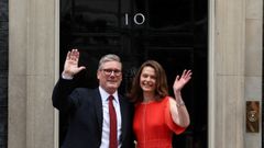 El nuevo primer ministro britnico, Keir Starmer, junto a su mujer, delante del nmero 10 de Downing Street.