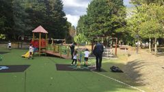 La Polic�a Local de A Pobra retira las cintas para volver a reabrir los parques infantiles