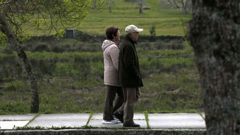 Imagen de archivo de pensionistas paseando. 